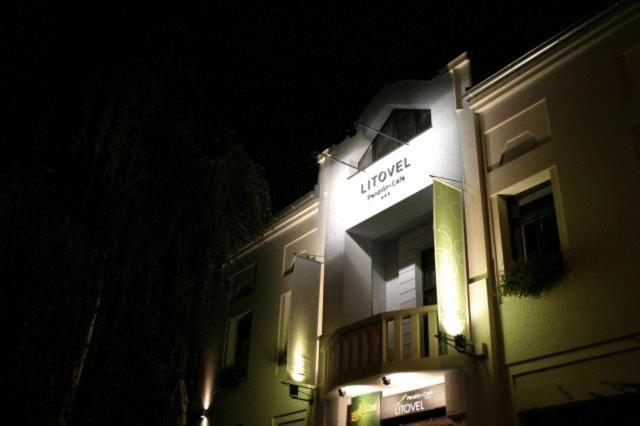 立托维尔酒店 科马尔诺 外观 照片